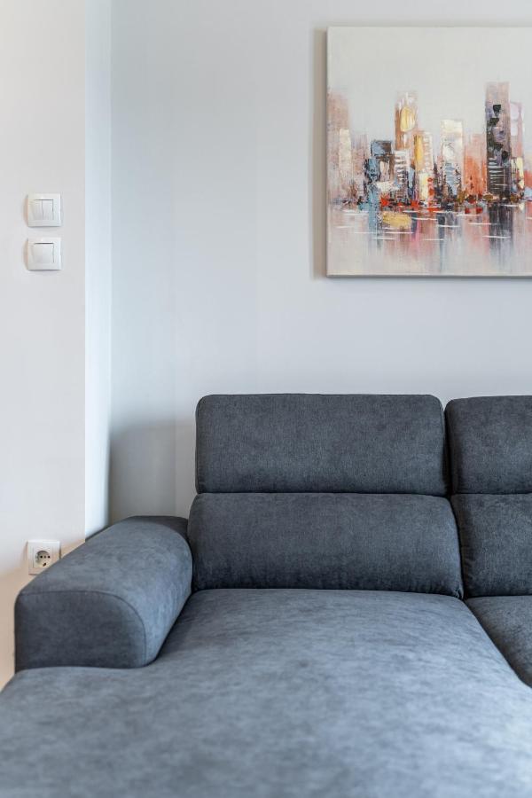 Spacious 2bd Next To Metro Apartment *